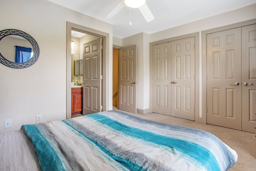 Walking distance to atlanta s aquarium family sized townhome and