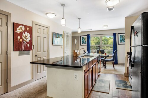 Walking Distance to Atlanta's Aquarium! Family-sized Townhome and Spacious Deck