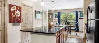 Walking Distance to Atlanta's Aquarium! Family-sized Townhome and Spacious Deck