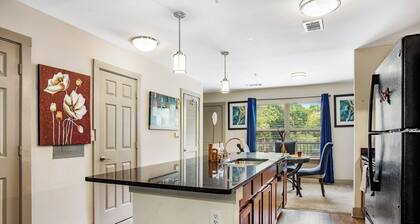 Walking Distance to Atlanta's Aquarium! Family-sized Townhome and Spacious Deck