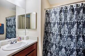 Hair dryer, towels, soap, shampoo - NEW FIFA Ready Spacious Home in the Heart of Downtown Atlanta (Atlanta)