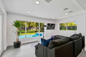 House | 3 bedrooms - Stunning Poolside Luxury Retreat (Fort Lauderdale)