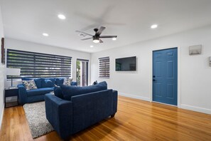 House | 3 bedrooms - Stunning 3 Bd Pool House w Enchanting Water Views (Fort Lauderdale)