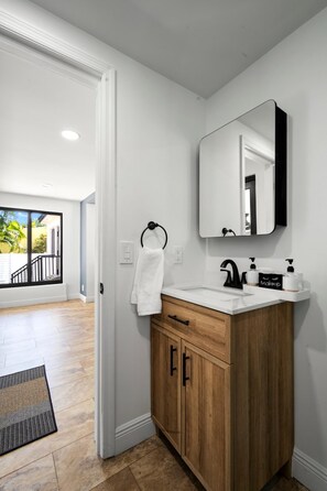 House | 3 bedrooms - Stunning 3 Bd Pool House w Enchanting Water Views (Fort Lauderdale)