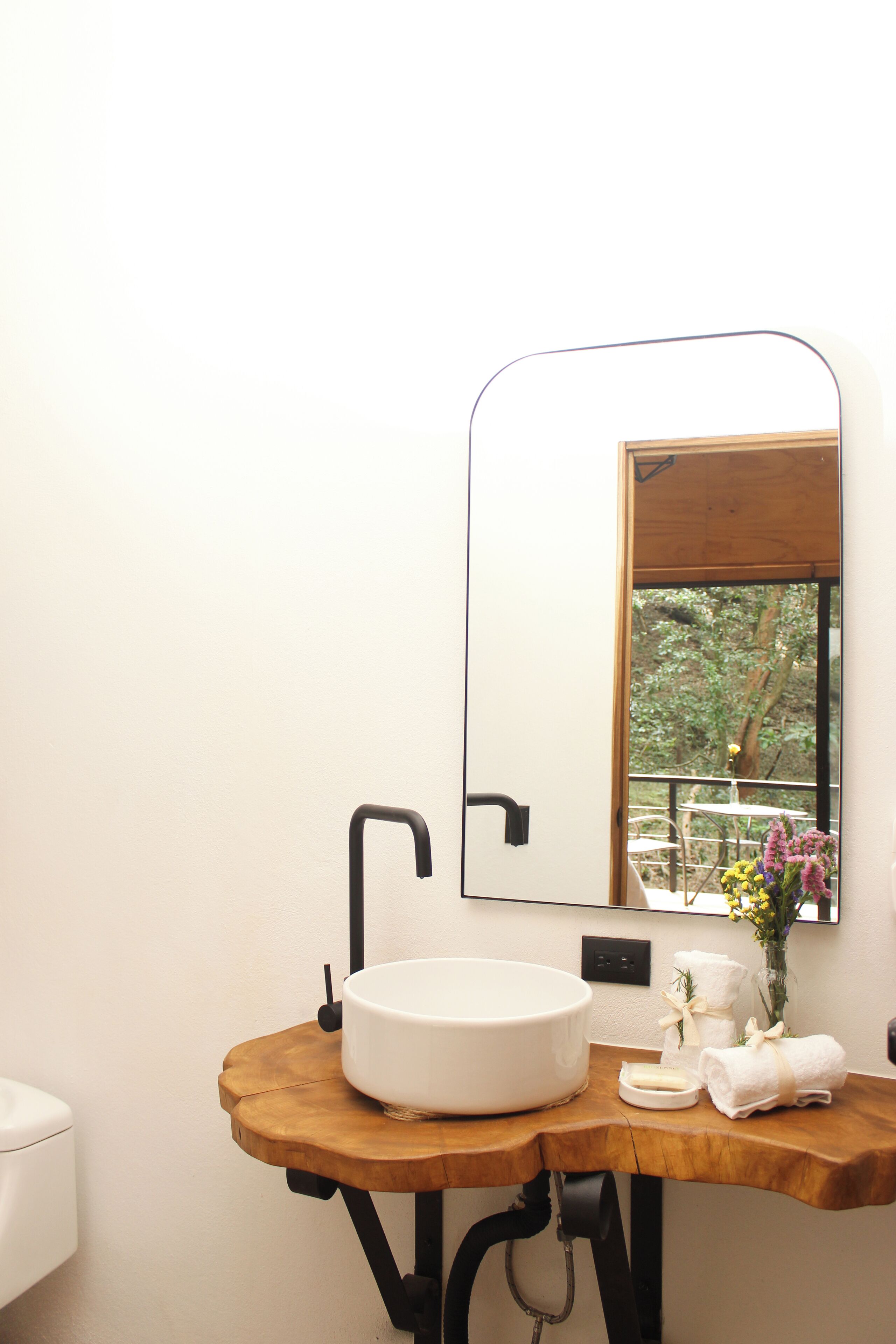 Ducha, cabezal de ducha tipo lluvia, secador de pelo, toallas