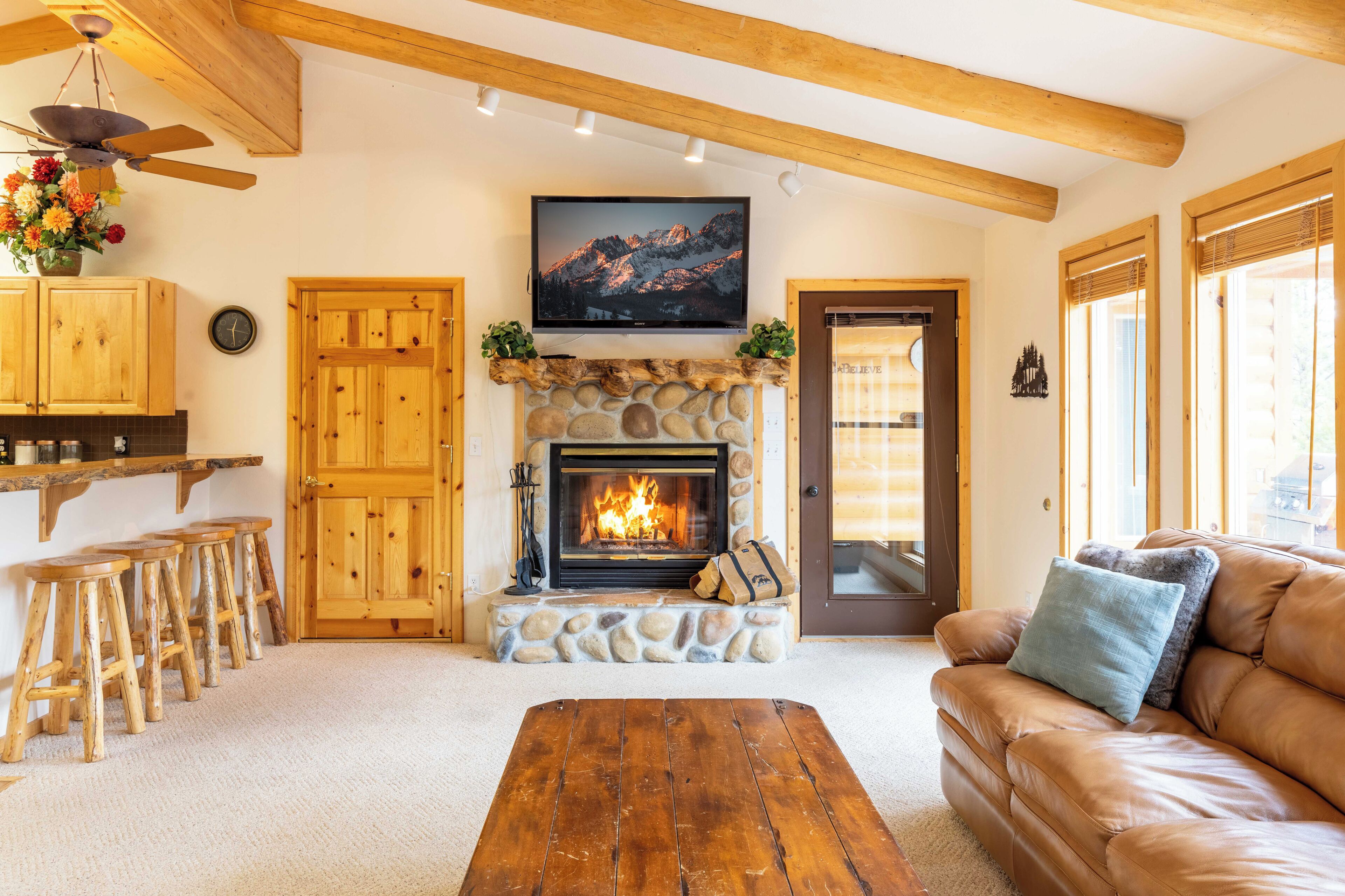 Smiley Creek Log Cabin: Idyllic Location with Lakes, Hiking & Winter Sports