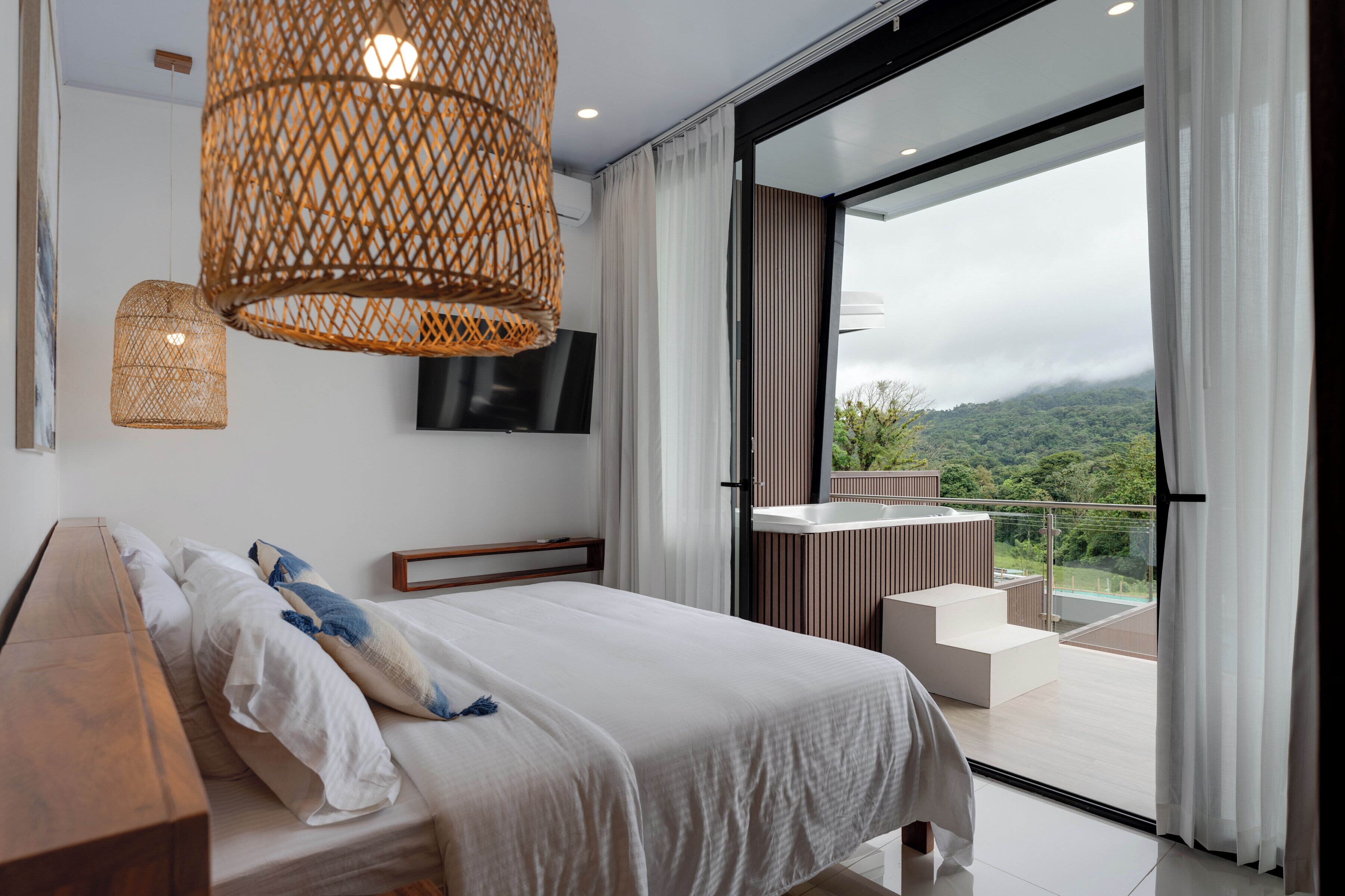 2 quartos, cofres nos quartos, escrivaninha