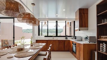 Réfrigérateur, four à micro-ondes, un four, surface de cuisson