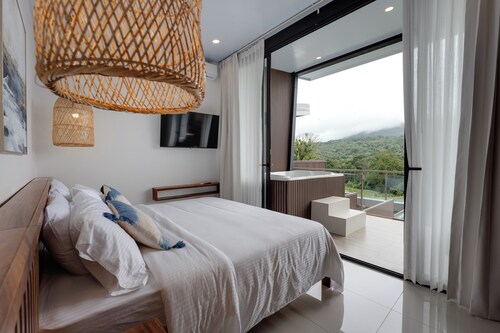 Stylish Volcano Villa w/ Jacuzzi & Private Pool, volcano views, sun deck, WiFi