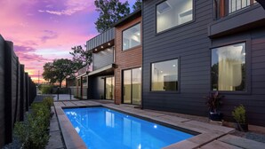 A heated pool - Brand New Austin Downtown Home -Pool (Austin)