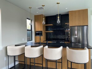 冷蔵庫、電子レンジ、オーブン、コンロ