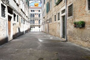 Property grounds - Cozy apartment of 55 sqm located on the second floor of a Venetian building without a lift (stairs to access), for 4 people.The accommodation is located in the Dorsoduro area, near the Papadopoli Gardens, Santa Lucia station and Piazzale Roma. In a short (Venezia)