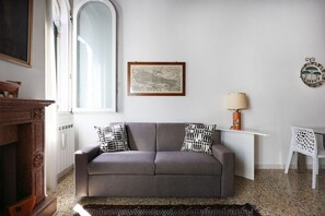 Living area - GuestHost - Cozy apartment of 55 sqm located on the second floor of a Venetian building without a lift (stairs to access), for 4 people.The accommodation is located in the Dorsoduro area, near the Papadopoli Gardens, Santa Lucia station and Piazzale Roma (Venezia)