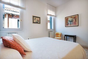 1 bedroom, in-room safe, iron/ironing board, WiFi - GuestHost - Cozy apartment of 55 sqm located on the second floor of a Venetian building without a lift (stairs to access), for 4 people.The accommodation is located in the Dorsoduro area, near the Papadopoli Gardens, Santa Lucia station and Piazzale Roma (Venezia)