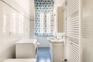 Haartrockner, Bidet, Handtücher