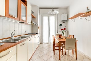 Kühlschrank, Mikrowelle, Ofen, Herdplatte