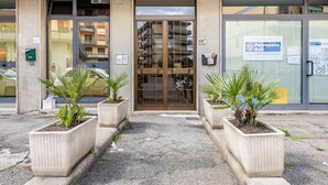 A building entrance with a glass door, numbered 66, and a sign for 'Patrono Aci' on the right. - GuestHost - Cozy apartment of about 60 sqm, for up to 4 people, located on the second floor of a building with a lift (some steps to access). The apartment is located in a quiet residential area, less than 10 minutes on foot from the Cascine Park, and we (Firenze)