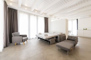 Iron/ironing board, bed sheets