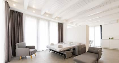 GuestHost - Central and Modern Studio with Terrace!