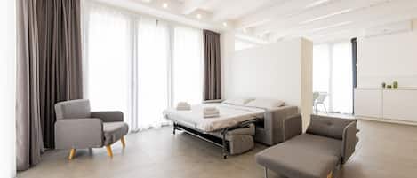 Tabla de planchar con plancha y ropa de cama