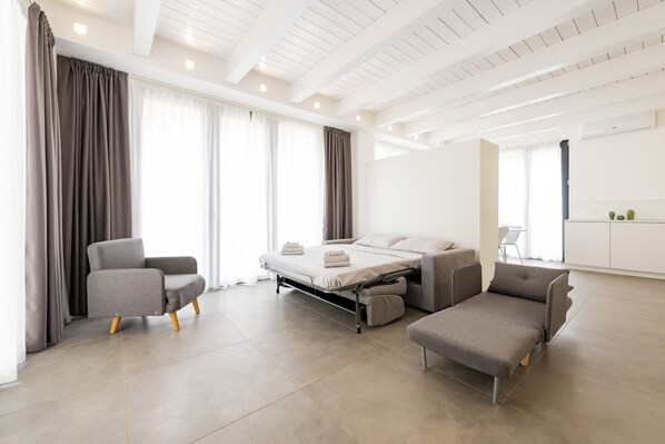 Iron/ironing board, bed sheets