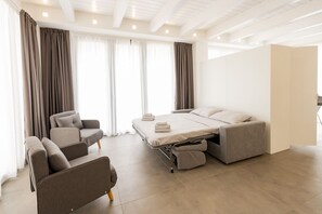 Iron/ironing board, bed sheets