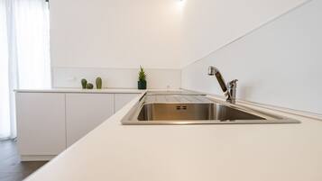 KĂŒhlschrank, Ofen, Herdplatte, Kochgeschirr/Geschirr/Besteck