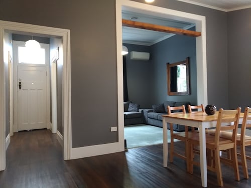 Charming cottage central to all beautiful Napier has to offer.  Pet Friendly 😀