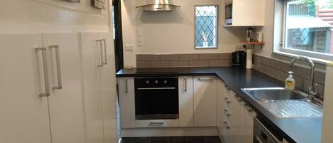 Een koelkast, een magnetron, een oven, een kookplaat