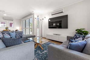 Smart TV, offices - City oasis - 3 BR apt. on Maroochy river, pool, AC (Maroochydore)