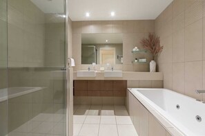 Shower, hair dryer, towels, shampoo - City oasis - 3 BR apt. on Maroochy river, pool, AC (Maroochydore)