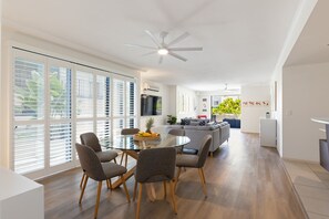 Dining - City oasis - 3 BR apt. on Maroochy river, pool, AC (Maroochydore)