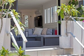 Property grounds - City oasis - 3 BR apt. on Maroochy river, pool, AC (Maroochydore)