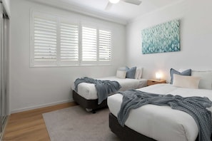 3 habitaciones, escritorio y tabla de planchar con plancha