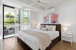 3 bedrooms, desk, iron/ironing board, travel cot - City oasis - 3 BR apt. on Maroochy river, pool, AC (Maroochydore)