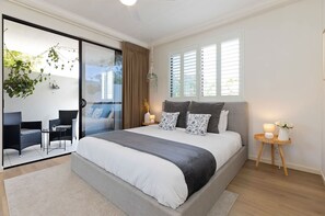 3 bedrooms, desk, iron/ironing board, travel cot - City oasis - 3 BR apt. on Maroochy river, pool, AC (Maroochydore)