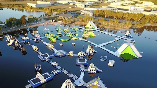 Vue aérienne d’un parc aquatique avec différentes structures de jeux.