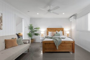 3 habitaciones, escritorio y tabla de planchar con plancha 