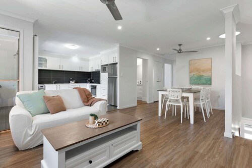 Spacious 3BR Townhouse•Pet Friendly•Shops Nearby