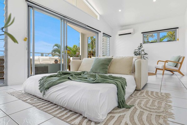 3 makuuhuonetta, työpöytä, silitysrauta/-lauta, vauvan matkasänky