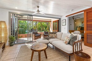 TV - Noosa private sanctuary, walking distance to beach (Noosa Heads)