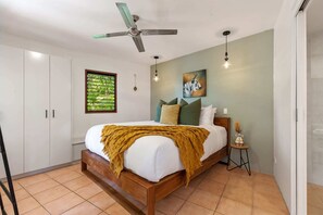 1 bedroom, iron/ironing board, travel cot, WiFi - Noosa private sanctuary, walking distance to beach (Noosa Heads)