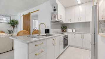 Réfrigérateur, micro-ondes, four, plaque de cuisson