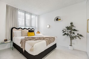 2 habitaciones, tabla de planchar con plancha, cuna de viaje y wifi 