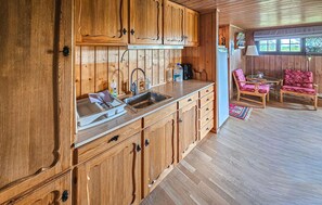 Jääkaappi, uuni, liesi, kahvin-/teenkeitin