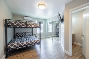 7 bedrooms, iron/ironing board, WiFi, bed sheets - private oasis w/ pool&spa was created to be the best vacation property!! (San Diego)