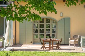 تناول الطعام بالخارج