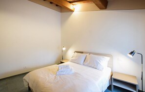 2 bedrooms, travel crib, free WiFi, bed sheets