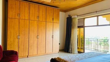 5 bedrooms, iron/ironing board, WiFi, bed sheets