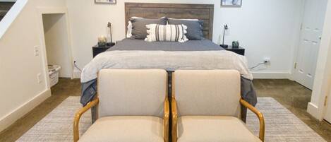 Tabla de planchar con plancha, wifi gratis y ropa de cama